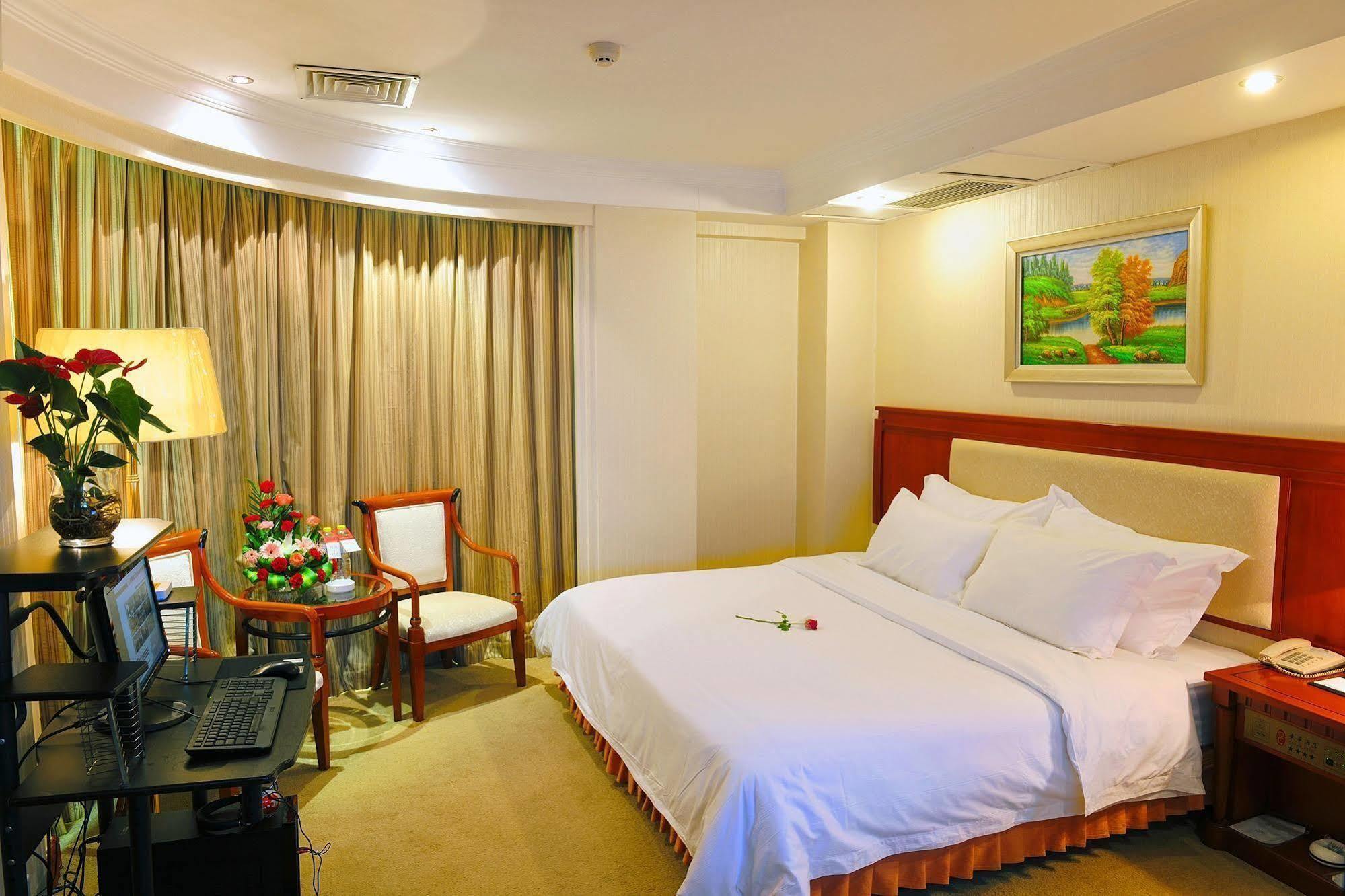 Crown Hotel Wuhan Exterior photo