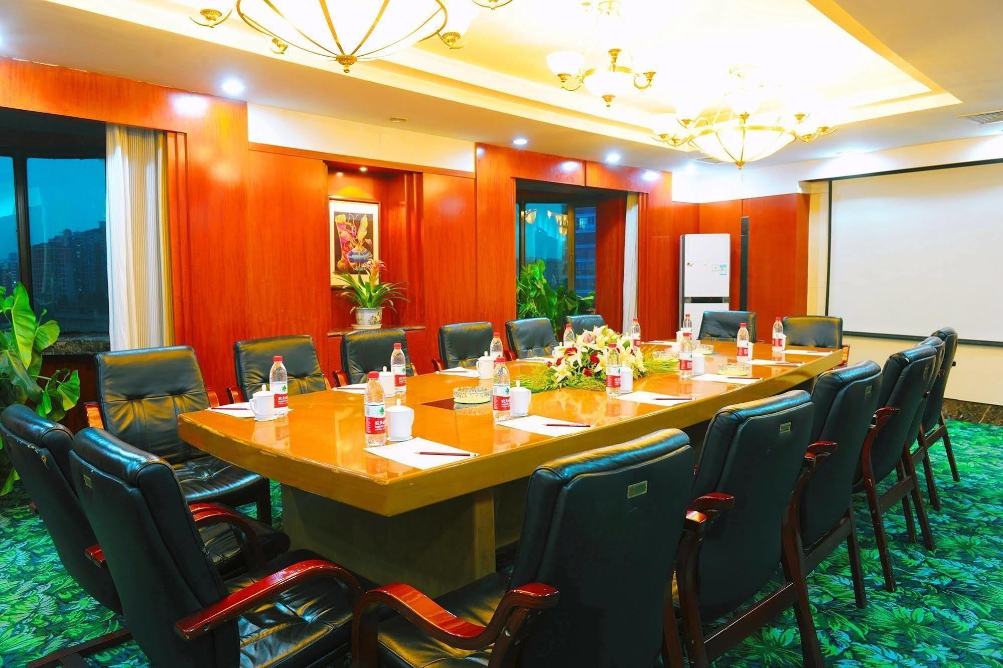 Crown Hotel Wuhan Exterior photo